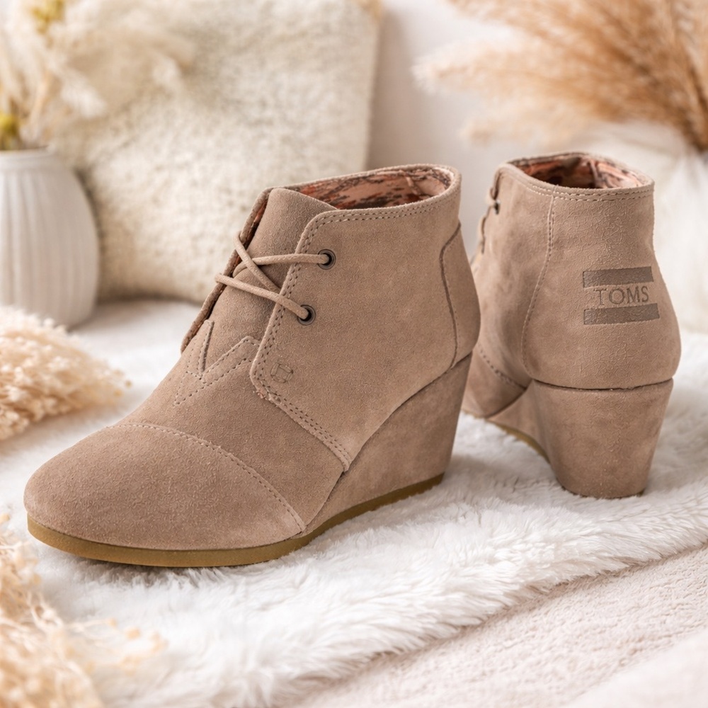 TOMS Desert Wedge Suede Booties Beige Lace Up Boho Ankle Boots 8.5
